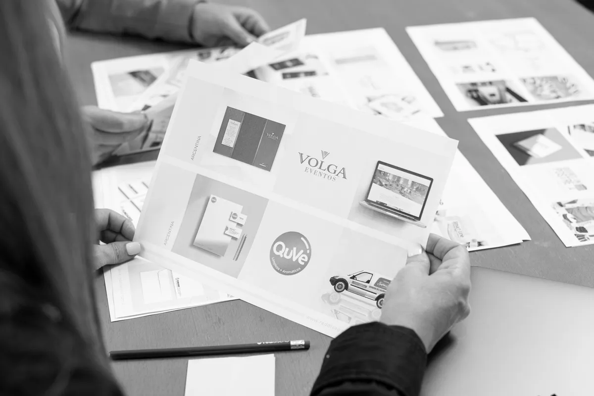 Equipo de RedDiseño trabajando con marcas y materiales de diseño